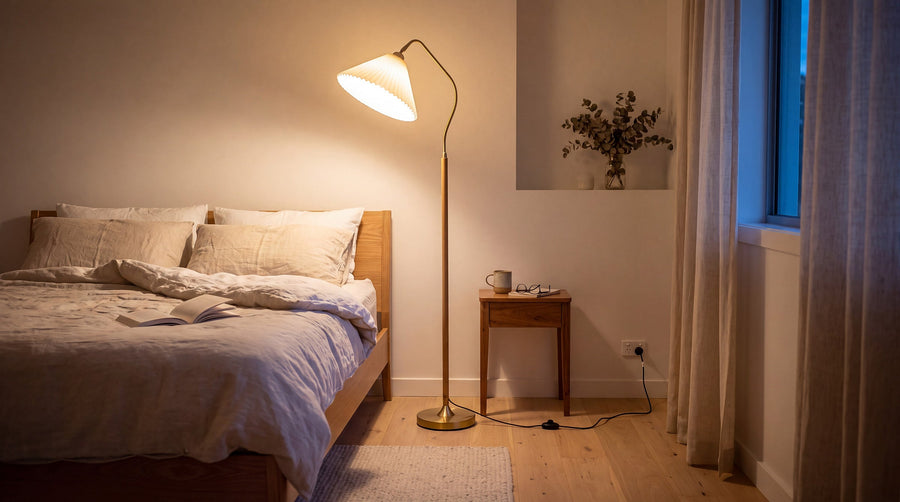Choosing a bedroom floor lamp: soft light, small footprints