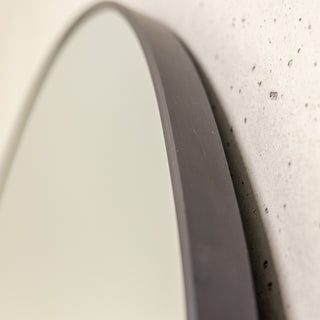 Detailed close-up of the Titan X arched full-length mirror showing its 32 mm thick aluminium alloy frame with a sleek matte finish. The smooth curvature and sturdy build highlight the mirror’s premium craftsmanship and durable design.