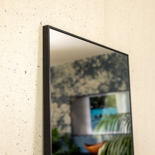 Close-up view of the Zenith X full-length mirror showcasing its slim 30 mm black aluminium alloy frame and ultra-clear 3 mm glass. The mirror’s refined edge detailing and crisp reflection highlight its precision craftsmanship and modern minimalist design.